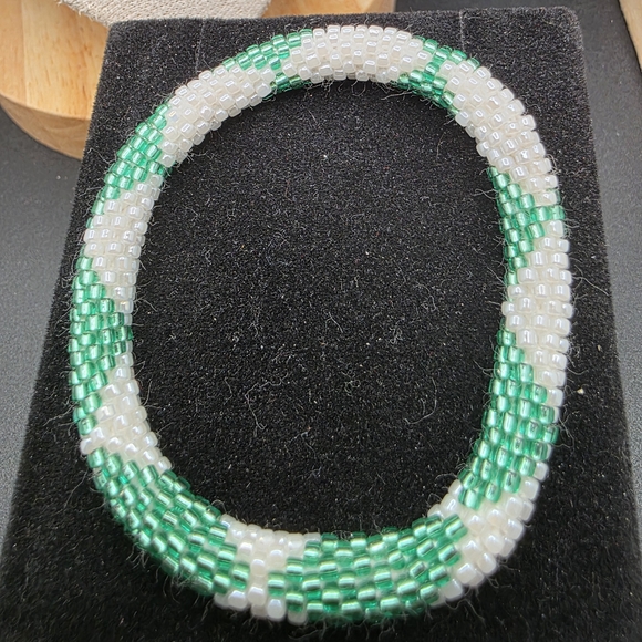 Jewelry - Green and White Beaded Bracelet (2032)